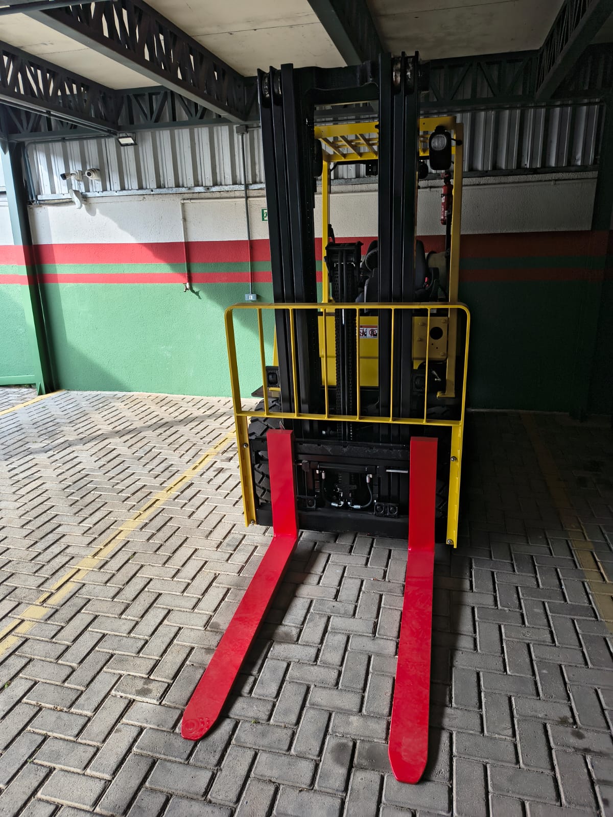 Empilhadeira LogTec em operação - equipamento moderno para movimentação de cargas